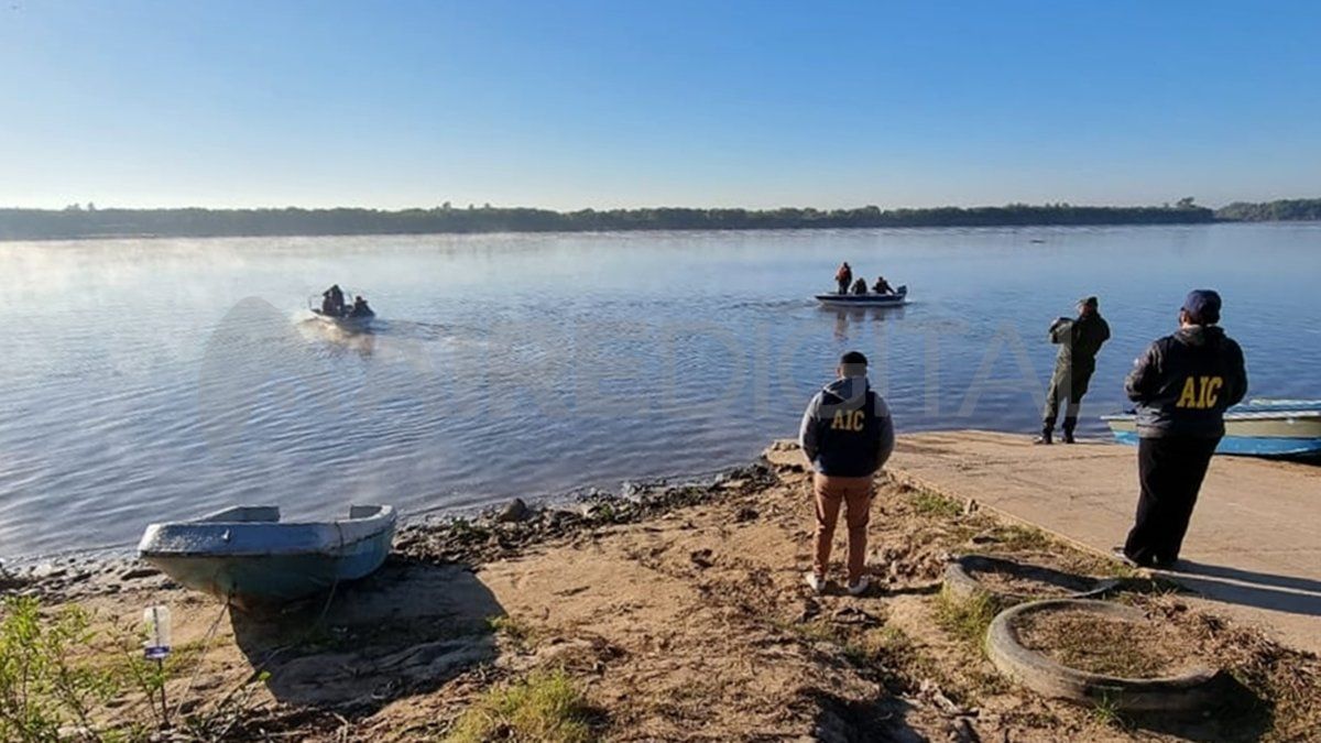 Policías y grupos tacticos trataron de encontrar nuevas pistas en el río Coronda.&nbsp;
