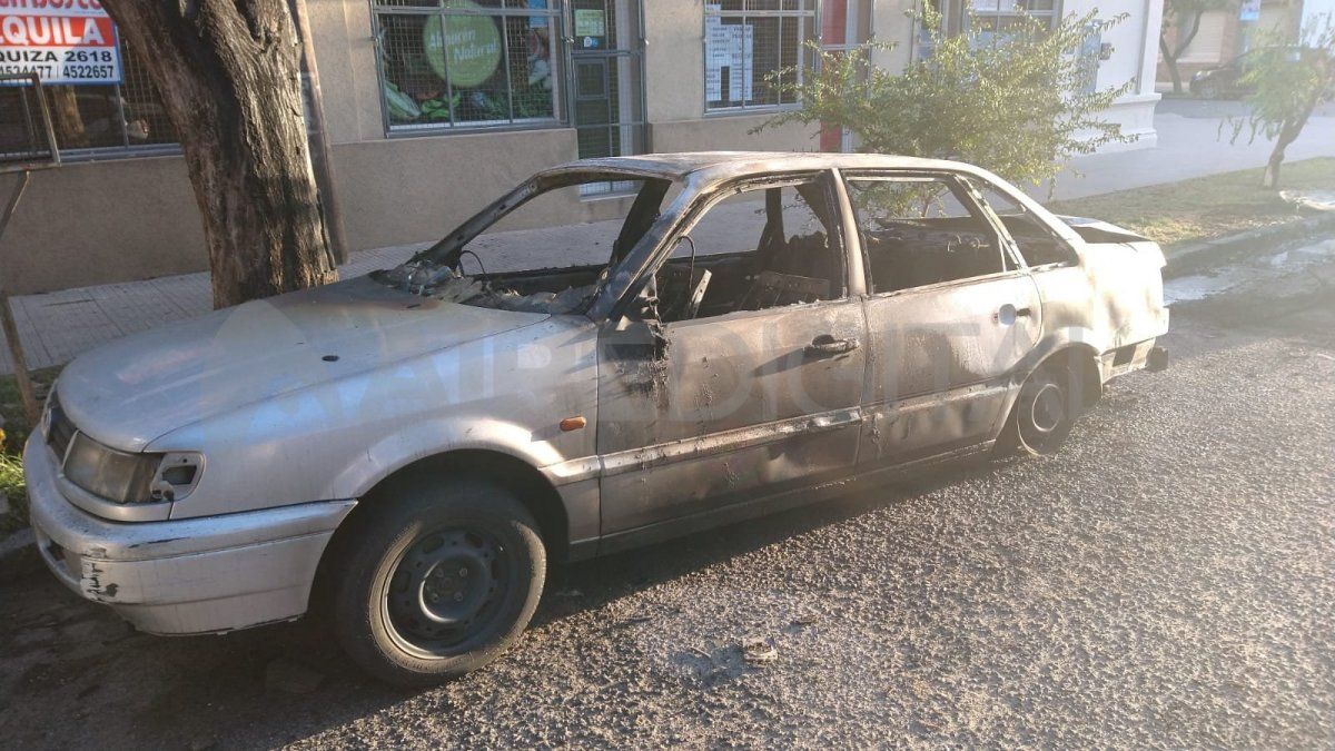 Lisandro al 3200, uno de los coches que fue el centro de uno de los focos ígneos.