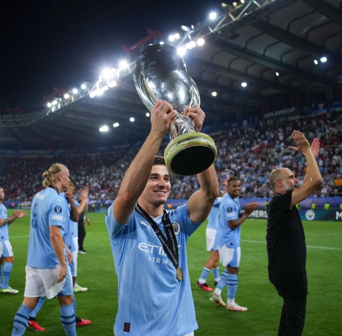 Con 23 años, Julián Álvarez sumó su 14to. título e igualó la marca de Lionel Messi, quien había alcanzado ese récord a esa misma edad. Con 23 años, Julián Álvarez sumó su 14to. título e igualó la marca de Lionel Messi, quien había alcanzado ese récord a esa misma edad.