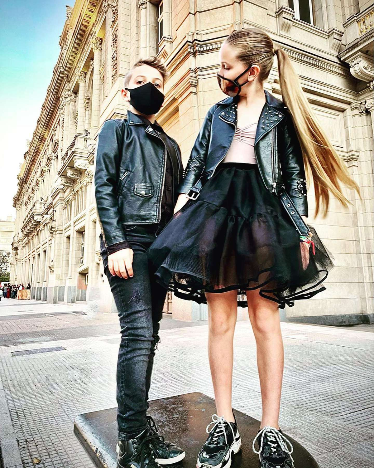 Se vistieron de negro y sorprendieron con un look rock glam