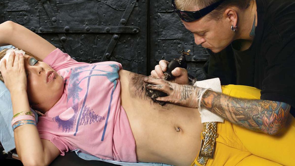 Para ejercer las prácticas de tatuaje, perforación o micropigmentación se debe contar con una licencia habilitante.