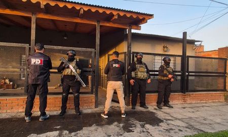 Alto Verde: allanaron la casa de un jugador de fútbol de Unión y secuestraron artículos eléctrónicos Alto Verde: allanaron la casa de un jugador de fútbol de Unión y secuestraron artículos eléctrónicos