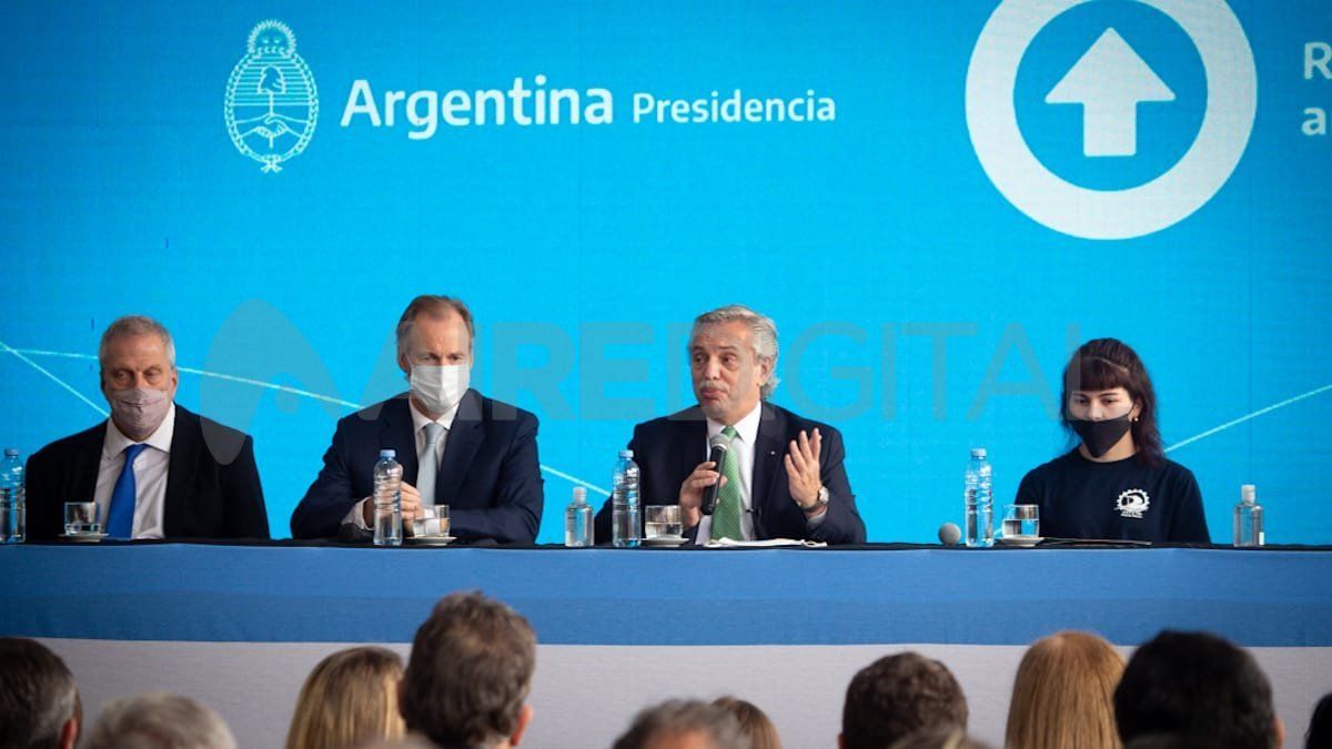 En Paran&aacute;, Alberto Fern&aacute;ndez fue recibido por el gobernador de Entre R&iacute;os, Gustavo Bordet, y por el intendente local, Ad&aacute;n Humberto Bahl.