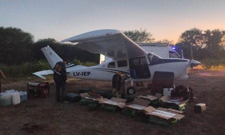 Tras más de un mes de investigación y control aéreo en el norte santafesino, fuerzas federales secuestraron 442 kilos de cocaína en una zona rural de Vera por orden de la PROCUNAR. Tras más de un mes de investigación y control aéreo en el norte santafesino, fuerzas federales secuestraron 442 kilos de cocaína en una zona rural de Vera por orden de la PROCUNAR.