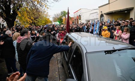 El público presente en el velatorio de Juan María Traverso despidió al Flaco con emotivo aplauso. El público presente en el velatorio de Juan María Traverso despidió al Flaco con emotivo aplauso.
