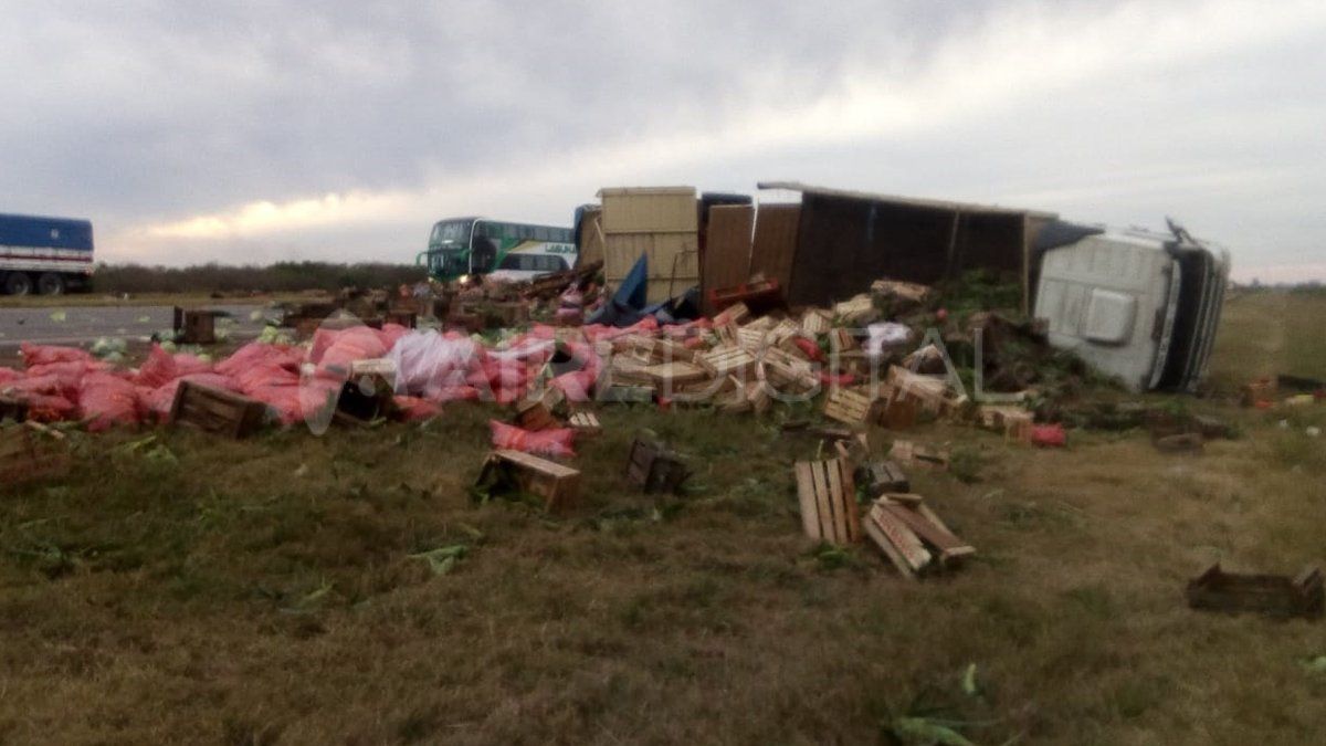 La carga se desparramó por toda la calzada y banquina.&nbsp;