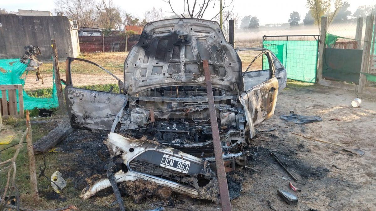 Así quedó el auto tras el incendio de esta madrugada.