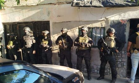 En los allanamientos, seis personas quedaron a disposición de la justicia. Además, se secuestraron armas de fuego, celulares, tablet y GPS. En los allanamientos, seis personas quedaron a disposición de la justicia. Además, se secuestraron armas de fuego, celulares, tablet y GPS.