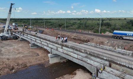 Ruta Provincial 4: terminaron de colocar las vigas en el puente del Arroyo San Antonio. Ruta Provincial 4: terminaron de colocar las vigas en el puente del Arroyo San Antonio.