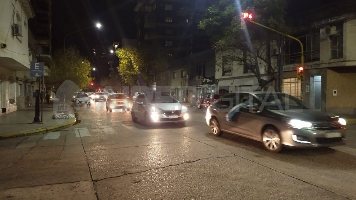 Salieron desde el Puente Colgante pasadas las 18:30, circularon por Bv. Gálvez hasta Urquiza, doblaron por Av. Gral López y se dirigieron hacia Casa de Gobierno, donde concluyeron la manifestación. 