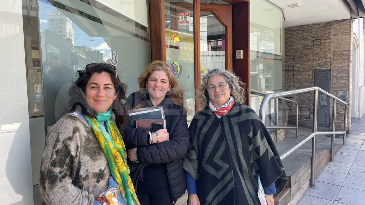 Representantes de vecinos de la costa expresaron sus preocupaciones a funcionarios por la crecida del río. Representantes de vecinos de la costa expresaron sus preocupaciones a funcionarios por la crecida del río.