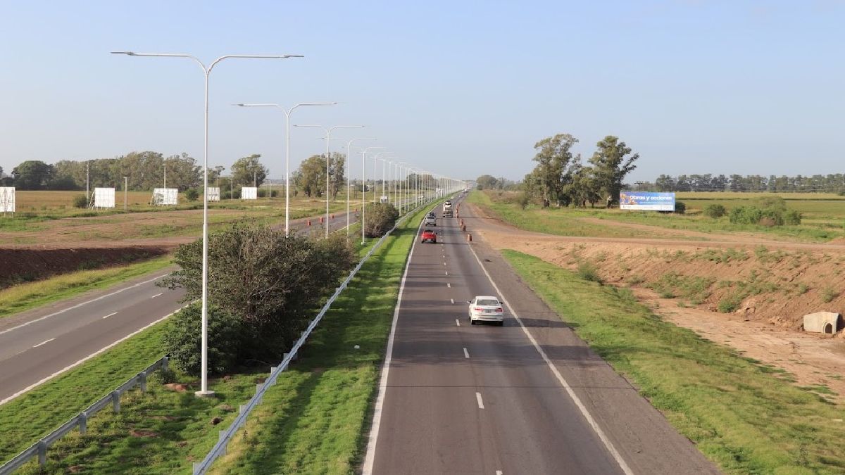 Un camión con acoplado volcó este miércoles en el acceso sur a San Lorenzo (Imagen Ilustrativa).