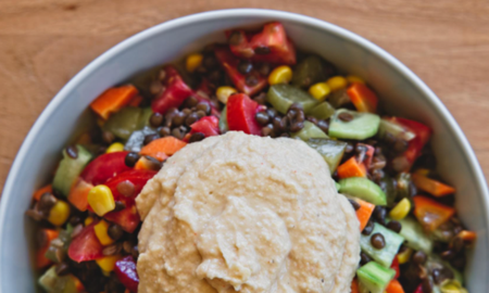 Ensalada de lentejas con hummus, una receta cargada de proteínas y nutrientes Ensalada de lentejas con hummus, una receta cargada de proteínas y nutrientes