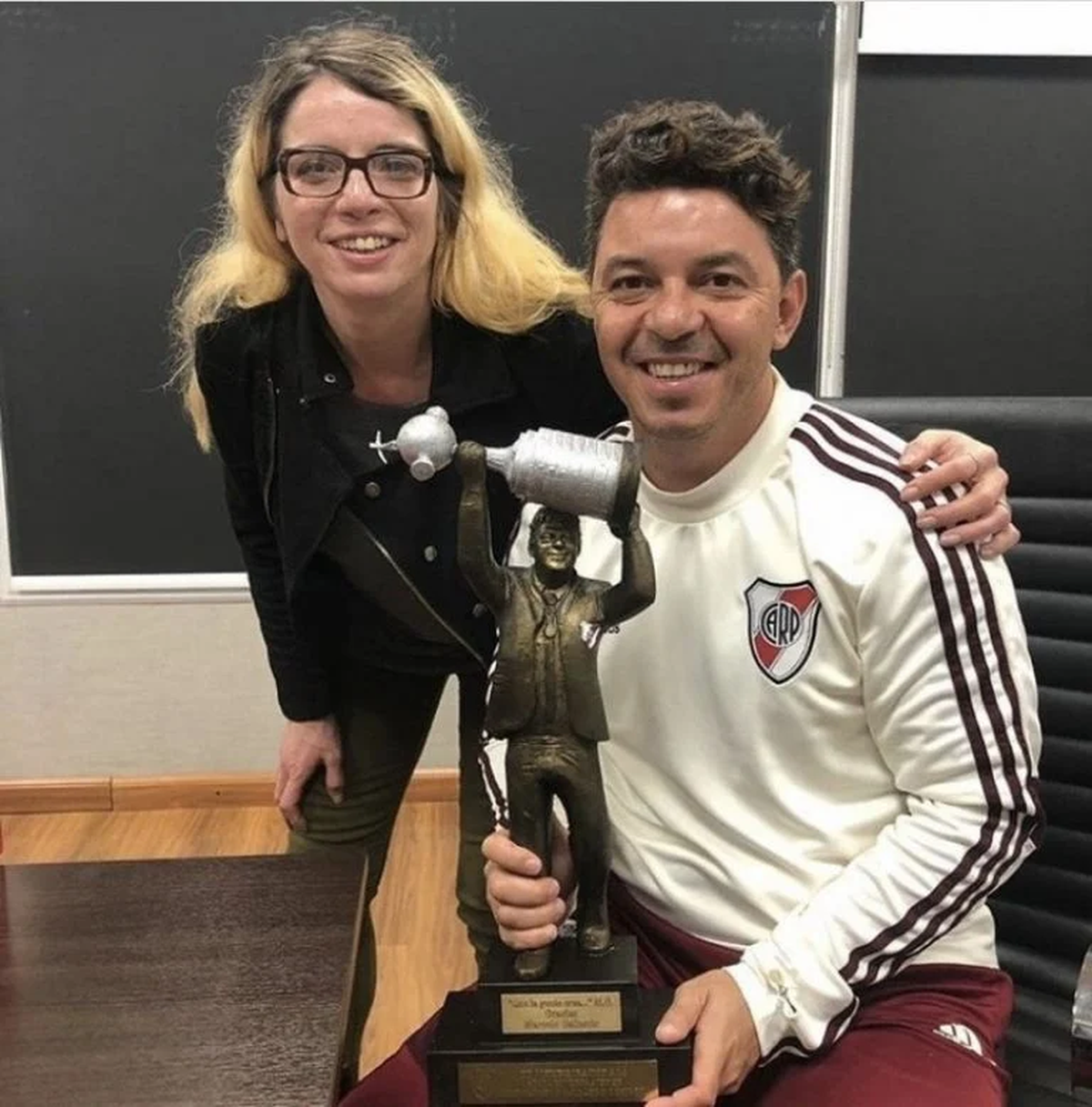 Mercedes Savall junto a Marcelo Gallardo. 