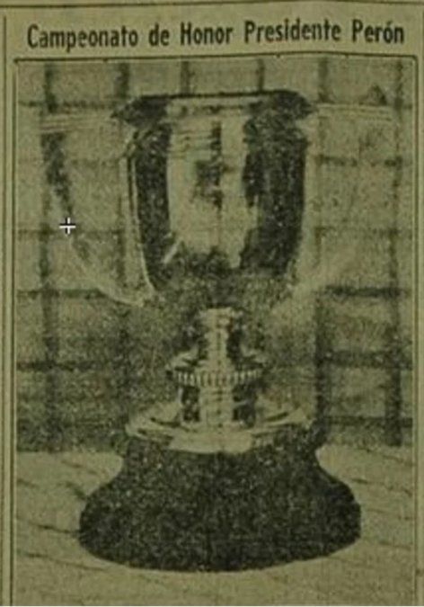 El trofeo que obtuvo Colón tras conseguir la Copa Juan Domingo Perón en 1950. Le fue entregado casi tres años más tarde, en septiembre de 1953.