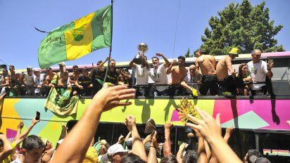 Copa Sudamericana: Defensa y Justicia regresó a Buenos Aires y fue recibido por una multitud