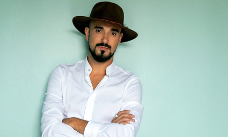 Abel Pintos está presentó su disco El amor en mi vida, y Espejo muestra un recorrido por imágenes íntimas y luminosas. Abel Pintos está presentó su disco El amor en mi vida, y Espejo muestra un recorrido por imágenes íntimas y luminosas.
