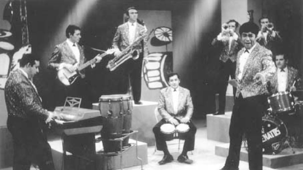 Nelson Casas (a la derecha) durante una actuación con la orquesta Santa Alhoma