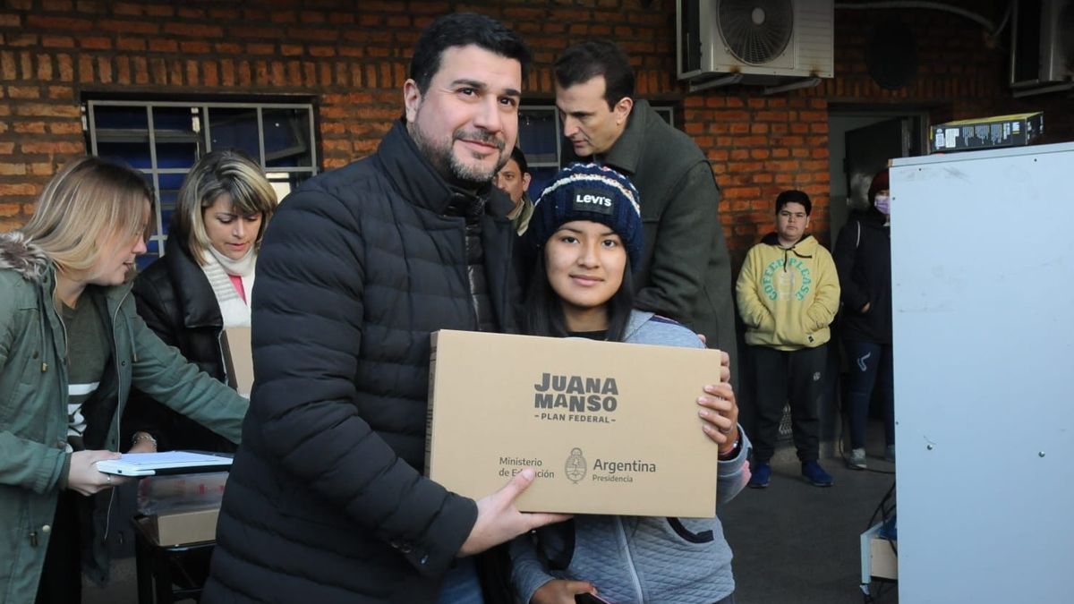 Marcos Cleri participó de la entrega de netbooks en escuelas de Rosario.