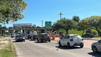 Trabajos de pavimentación generan caos en la Autopista y hay demoras en los accesos al Puente Carretero, con largas filas y demoras de casi una hora.