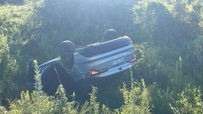 Choque y vuelco en Circunvalación Oeste: un auto tumbó tras chocar con un camión cerca de la Casabomba N°3