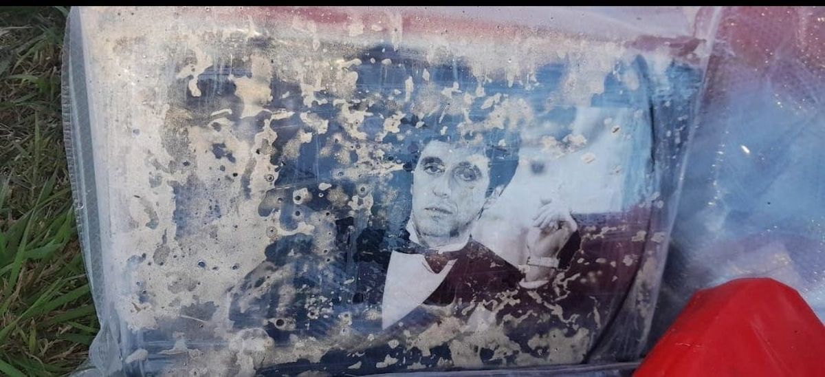 Parte de los 109 paquetes de un kilo de cocaína que se encontraron en Rosario tenía una foto de Tony Montana. Parte de los 109 paquetes de un kilo de cocaína que se encontraron en Rosario tenía una foto de Tony Montana.