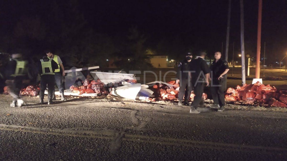 Se desconocen los motivos por lo que el conductor del camión perdió el control de la unidad y volcó