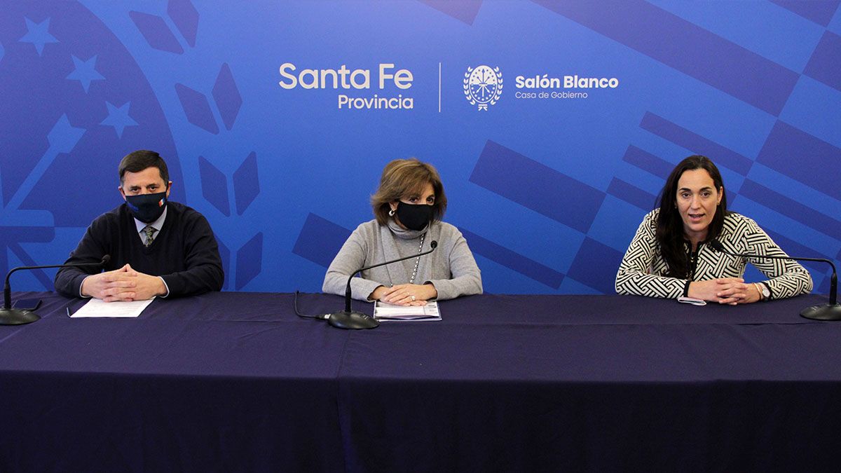 Las ministras de Infraestructura, Servicios Públicos y Hábitat (MISPyH), Silvina Frana y de Ambiente y Cambio Climático, Érika Gonnet, acompañadas del presidente del directorio de Aguas Santafesinas, Hugo Morzán, anunciaron la formación de la “Comisión de seguimiento de bajante extraordinaria del Río Paraná”.