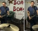 Rodolfo Barili cambió el saco y la corbata por la guitarra para interpretar una de las canciones más conocidas de La Renga. Rodolfo Barili cambió el saco y la corbata por la guitarra para interpretar una de las canciones más conocidas de La Renga.
