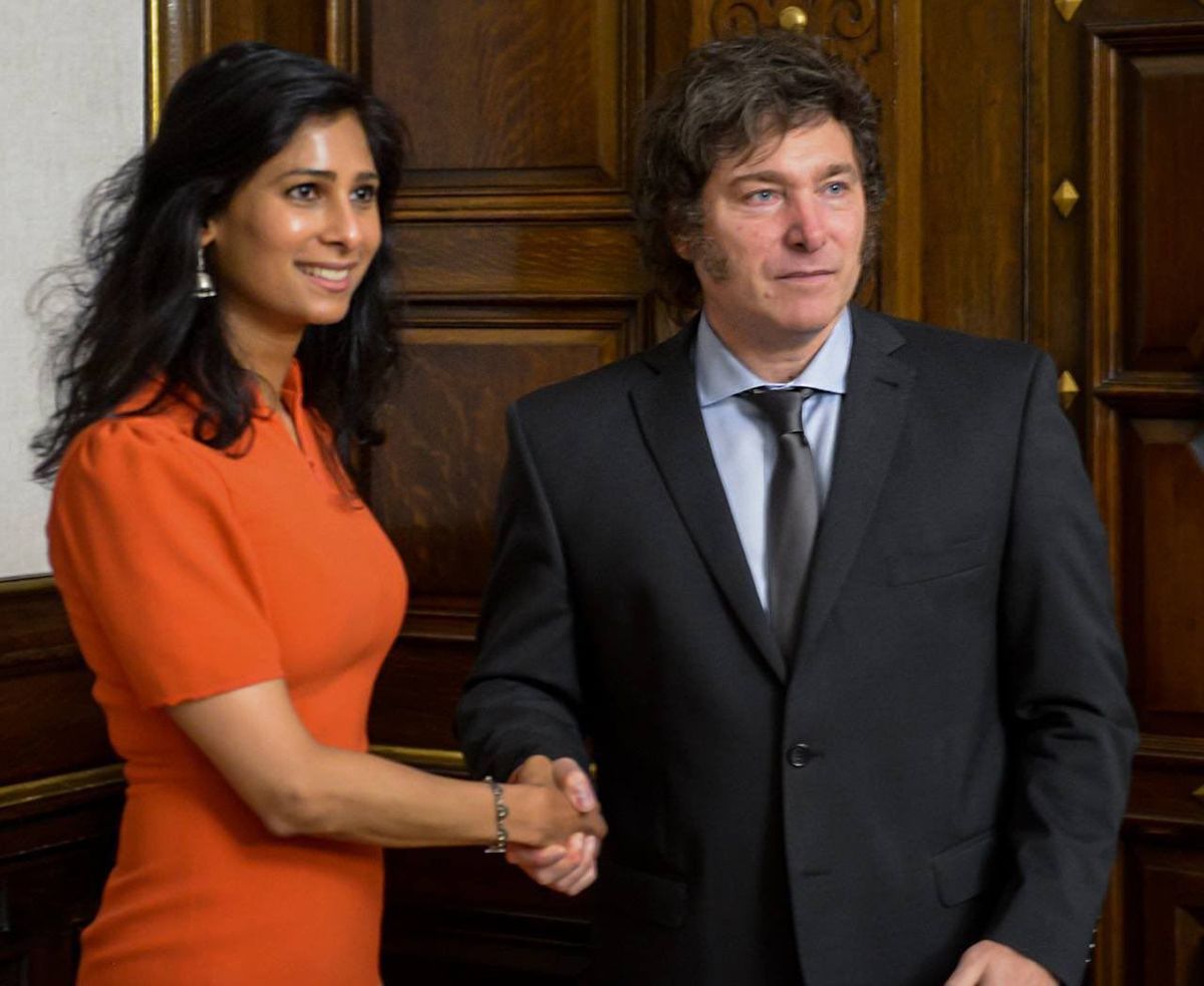 Gita Gopinath le habló a Milei de las preocupaciones del FMI sobre los costos sociales del ajuste. Gita Gopinath le habló a Milei de las preocupaciones del FMI sobre los costos sociales del ajuste.
