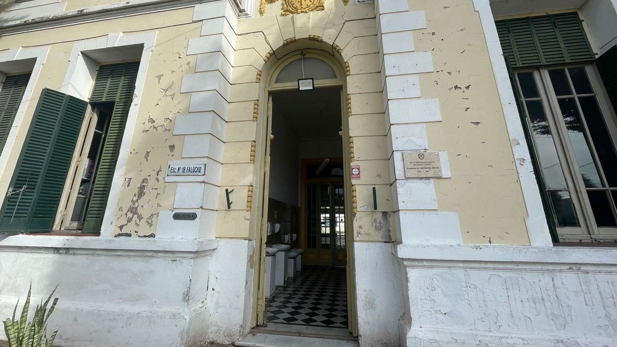 Frente de la escuela Falucho
