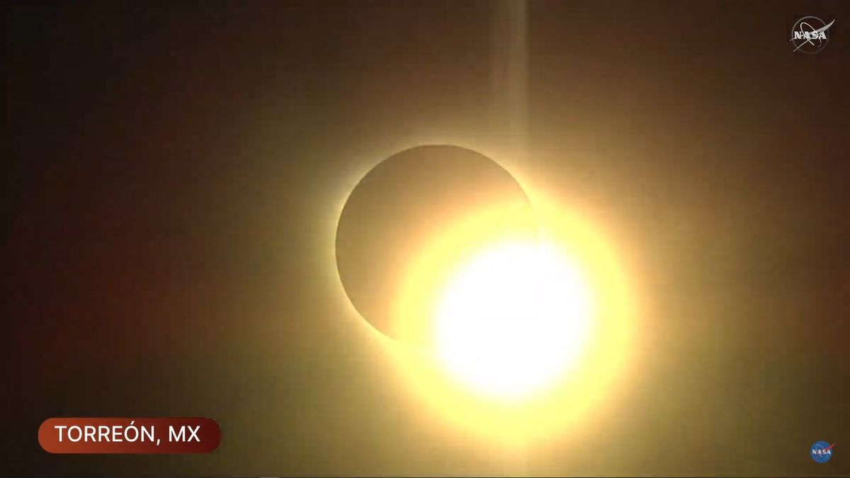 La luz del Sol vuelve a asomarse de a poco tras haber sido bloqueada por la Luna poco más de 4 minutos. La luz del Sol vuelve a asomarse de a poco tras haber sido bloqueada por la Luna poco más de 4 minutos.