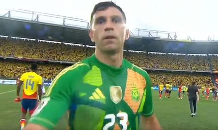 El Dibu Martínez golpeó a una cámara tras el partido y luego hizo un posteo: qué puso El Dibu Martínez golpeó a una cámara tras el partido y luego hizo un posteo: qué puso