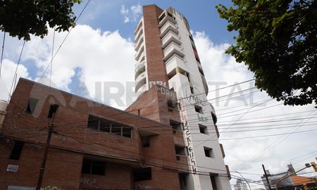 El edificio de la polémica se ubica en la esquina de Suipacha y 9 de julio de la ciudad de Santa Fe. El edificio de la polémica se ubica en la esquina de Suipacha y 9 de julio de la ciudad de Santa Fe.