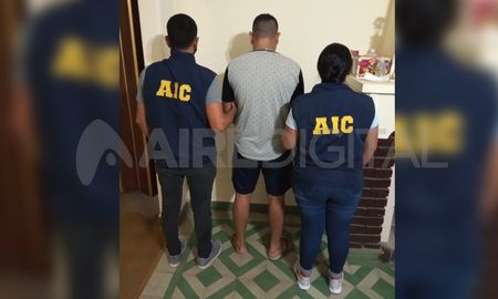 El acusado al momento de la detención a cargo de investigadores de la AIC. El acusado al momento de la detención a cargo de investigadores de la AIC.