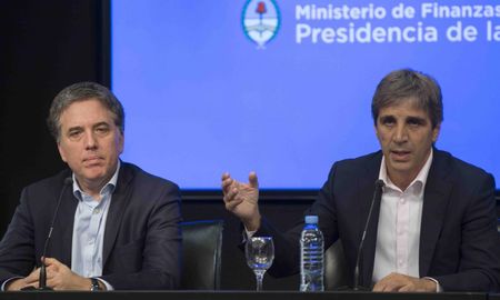 El Gobierno implementa un plan para limitar la suba del dólar