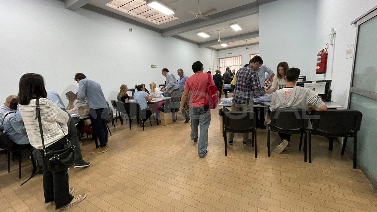 Este lunes, en la sede santafesina de la Secretaría Electoral de la Nación, comenzó a realizarse el escrutinio definitivo de las elecciones generales presidenciales. Este lunes, en la sede santafesina de la Secretaría Electoral de la Nación, comenzó a realizarse el escrutinio definitivo de las elecciones generales presidenciales.