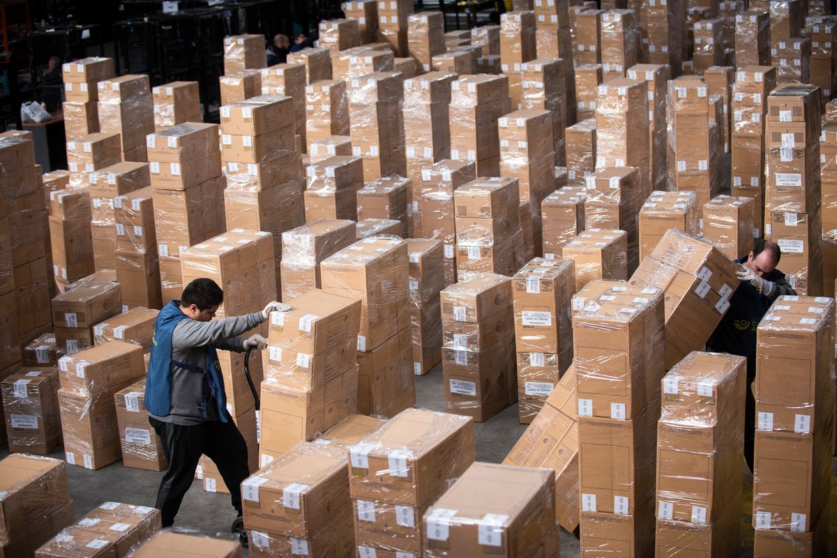 La logística para las elecciones presidenciales de este domingo ya se puso en marcha y el Correo Argentino reparte las urnas en todo el país. La logística para las elecciones presidenciales de este domingo ya se puso en marcha y el Correo Argentino reparte las urnas en todo el país.