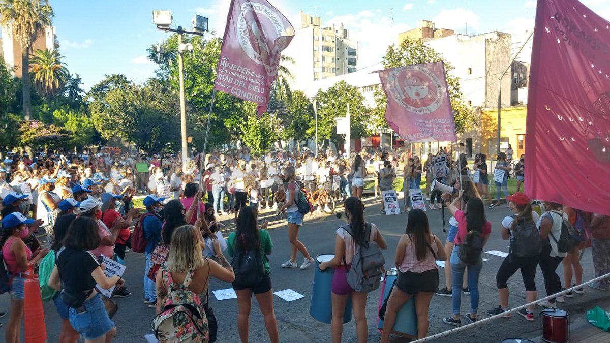 Las mujeres marcharon para pedir justicia por Úrsula en Santa Fe.&nbsp;