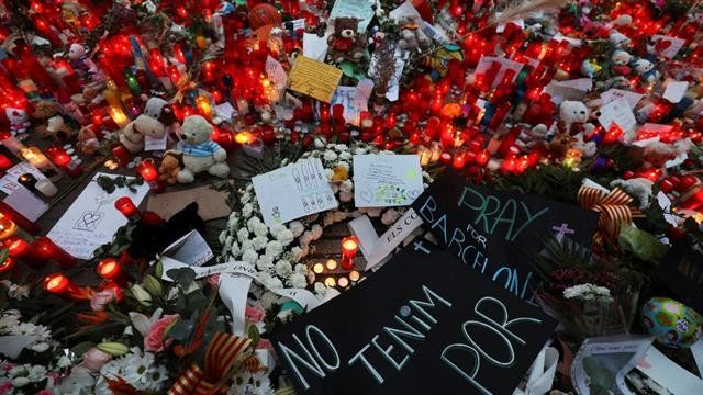 Atentados en Barcelona: el momento en que la camioneta atropelló a los peatones