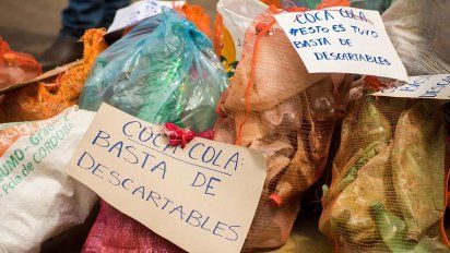 Ambientalistas le devolvieron a Coca Cola la basura plástica que genera