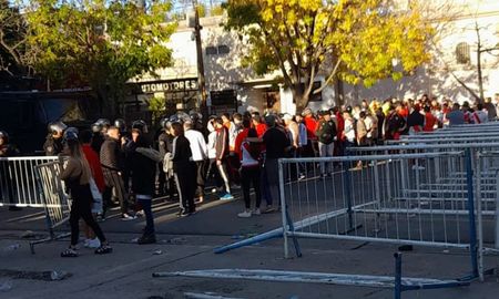 Los hinchas empezaron con los disturbios al confirmarse que ya no ingresaba más público al Monumental. Los hinchas empezaron con los disturbios al confirmarse que ya no ingresaba más público al Monumental.