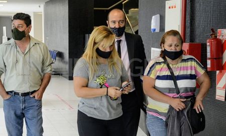La familia de Carlos Bocacha Orellano ingresaba este lunes por la mañana a la audiencia imputativa de los detenidos por la muerte en el boliche Ming River Huse de Rosario. La familia de Carlos Bocacha Orellano ingresaba este lunes por la mañana a la audiencia imputativa de los detenidos por la muerte en el boliche Ming River Huse de Rosario.