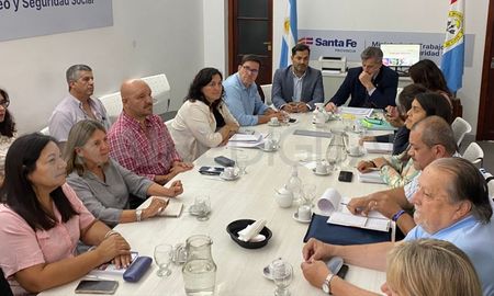 Las últimas reuniones paritarias en Santa Fe fueron en febrero. Las últimas reuniones paritarias en Santa Fe fueron en febrero.
