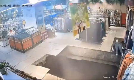Video impactante: se abrió un socavón en un centro comercial en China y se tragó a una mujer Video impactante: se abrió un socavón en un centro comercial en China y se tragó a una mujer