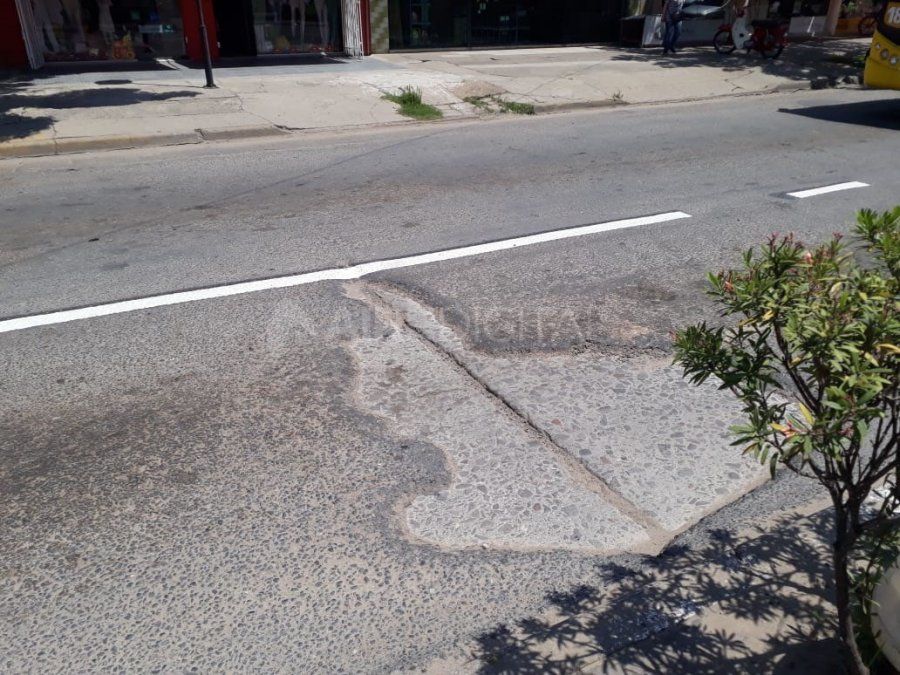 En lugar de arreglar los baches, ahora los pintan