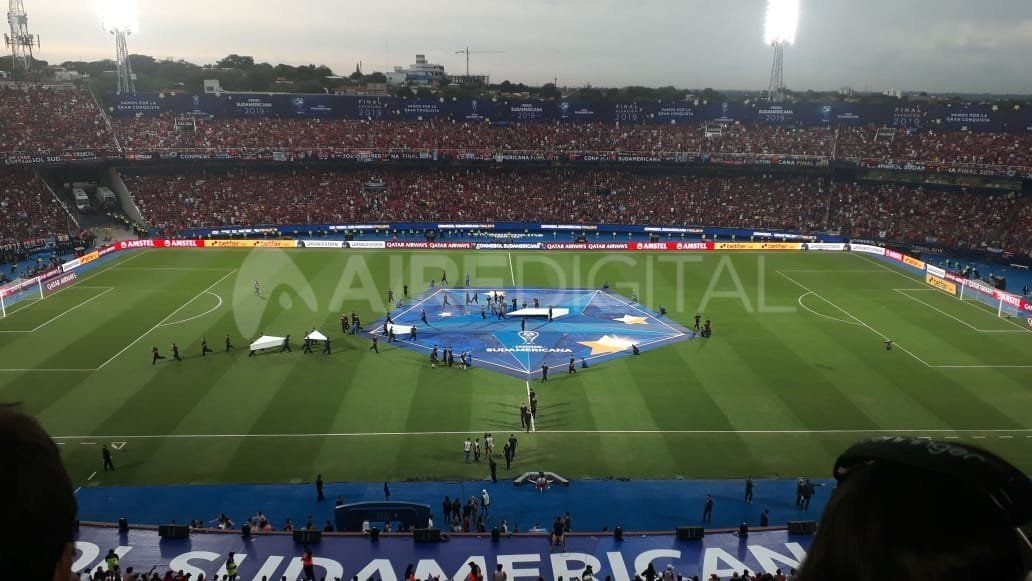En el escenario montado en el centro de la cancha