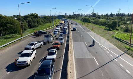 El tránsito se normalizó en la Ruta 168, pero los trabajadores del hipermercado no descartan volver a cortar este jueves a las 6. El tránsito se normalizó en la Ruta 168, pero los trabajadores del hipermercado no descartan volver a cortar este jueves a las 6.
