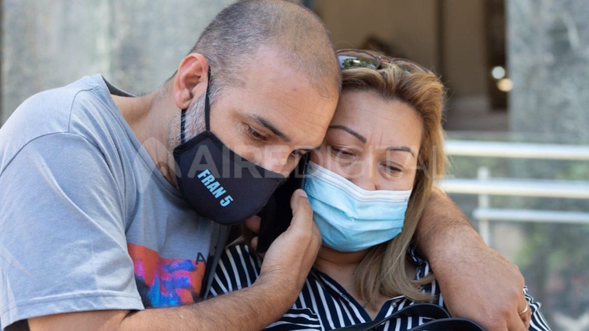 Walter Sueldo abraza a su mujer Gisela mientras habla con Aire de Santa Fe.&nbsp;