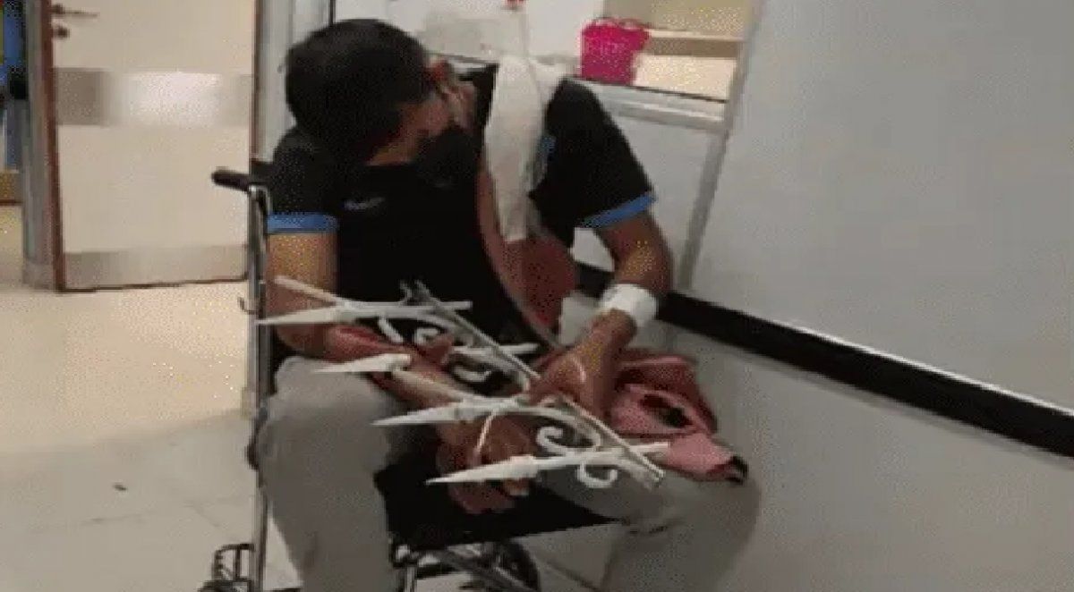 Intentó entrar a una casa para robar, saltó la reja y quedó clavado: así llegó al hospital con los hierros